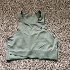 ON race crop mint green size L
